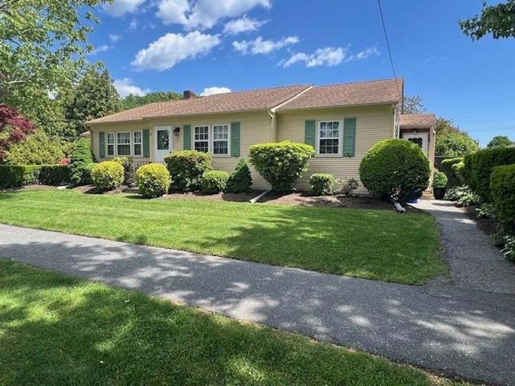 24 Garfield Avenue West, Bristol, RI 02809