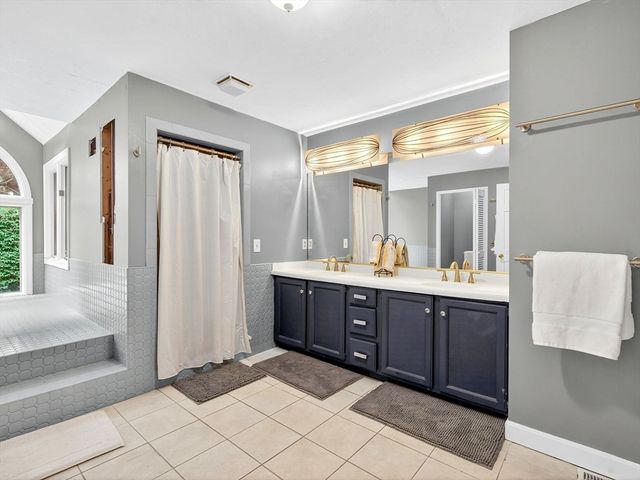 13 Old Colony Rd, Foxboro, MA 02035