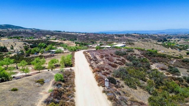 015 Calle Segovia 2, Temecula, CA 92592
