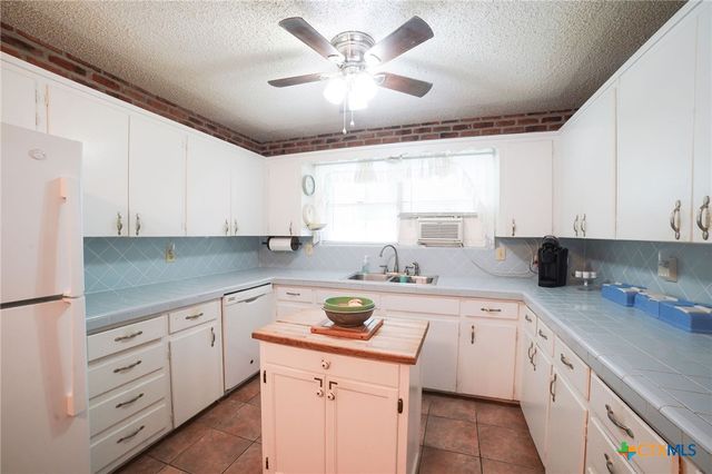 212 Highland Oaks Drive, Harker Heights, TX 76548