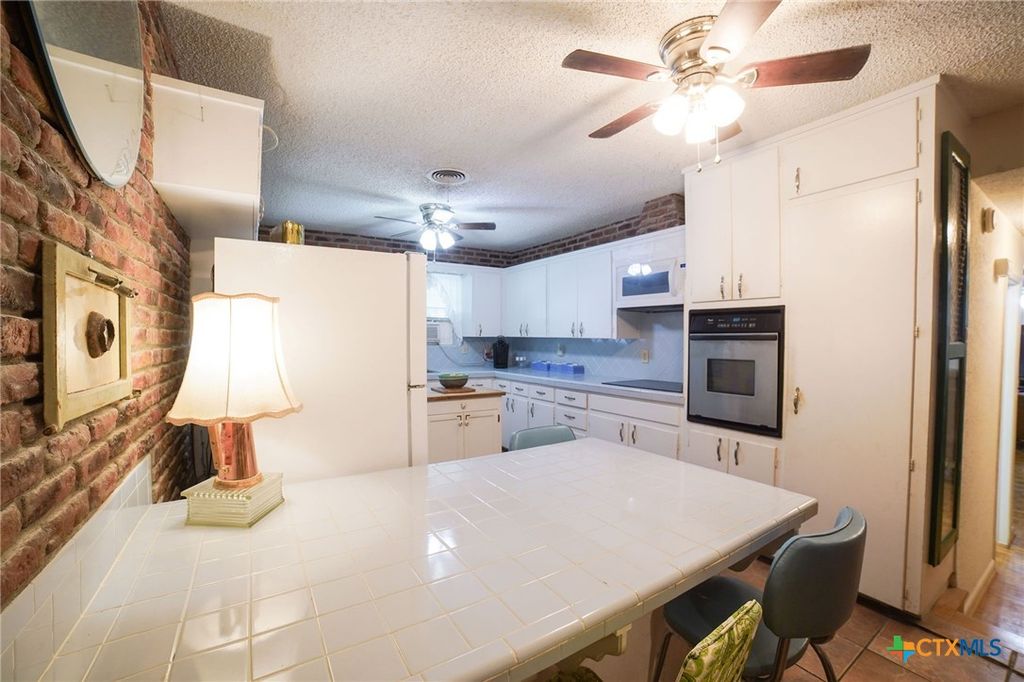 Image 11 of property listing at 212 Highland Oaks Drive, Harker Heights, TX 76548