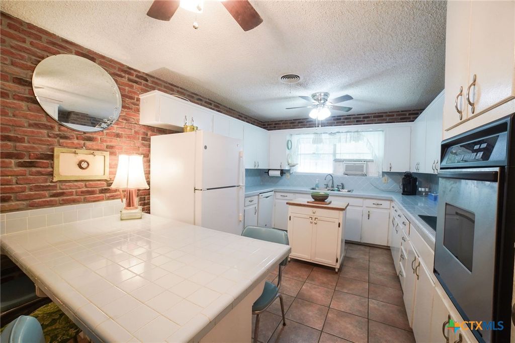 Image 12 of property listing at 212 Highland Oaks Drive, Harker Heights, TX 76548