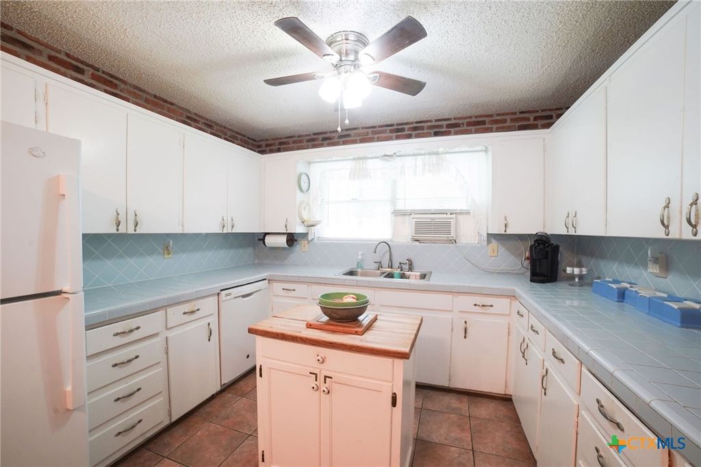 Image 14 of property listing at 212 Highland Oaks Drive, Harker Heights, TX 76548