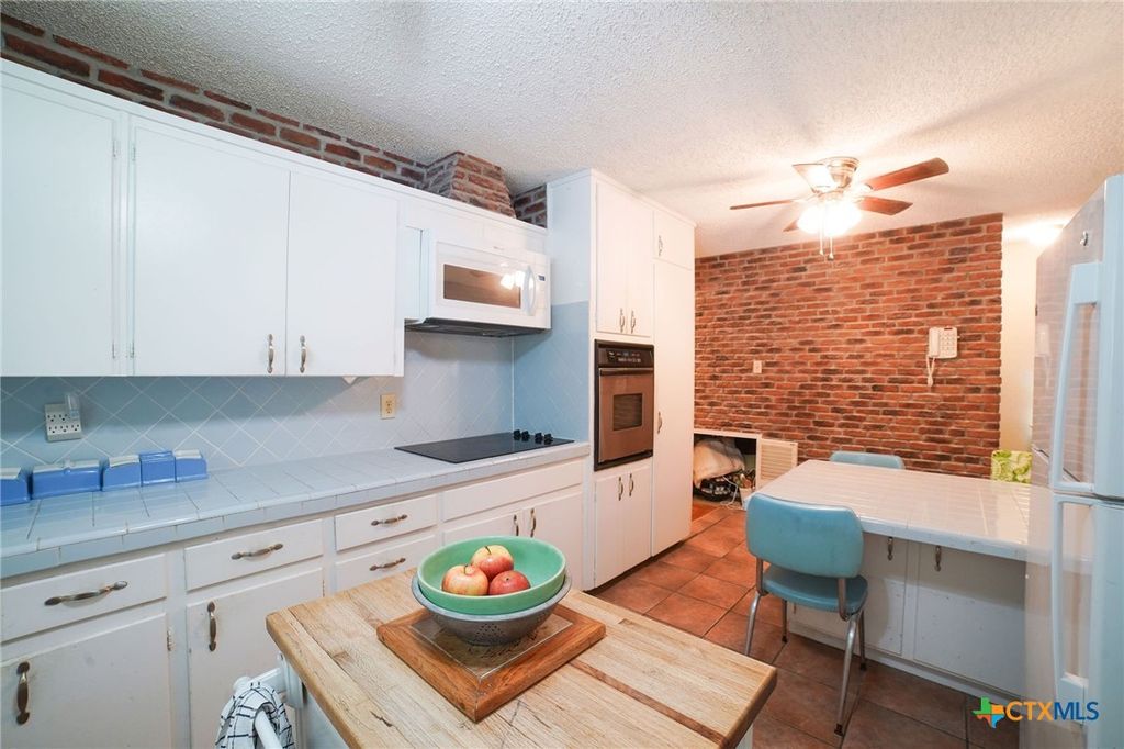 Image 15 of property listing at 212 Highland Oaks Drive, Harker Heights, TX 76548