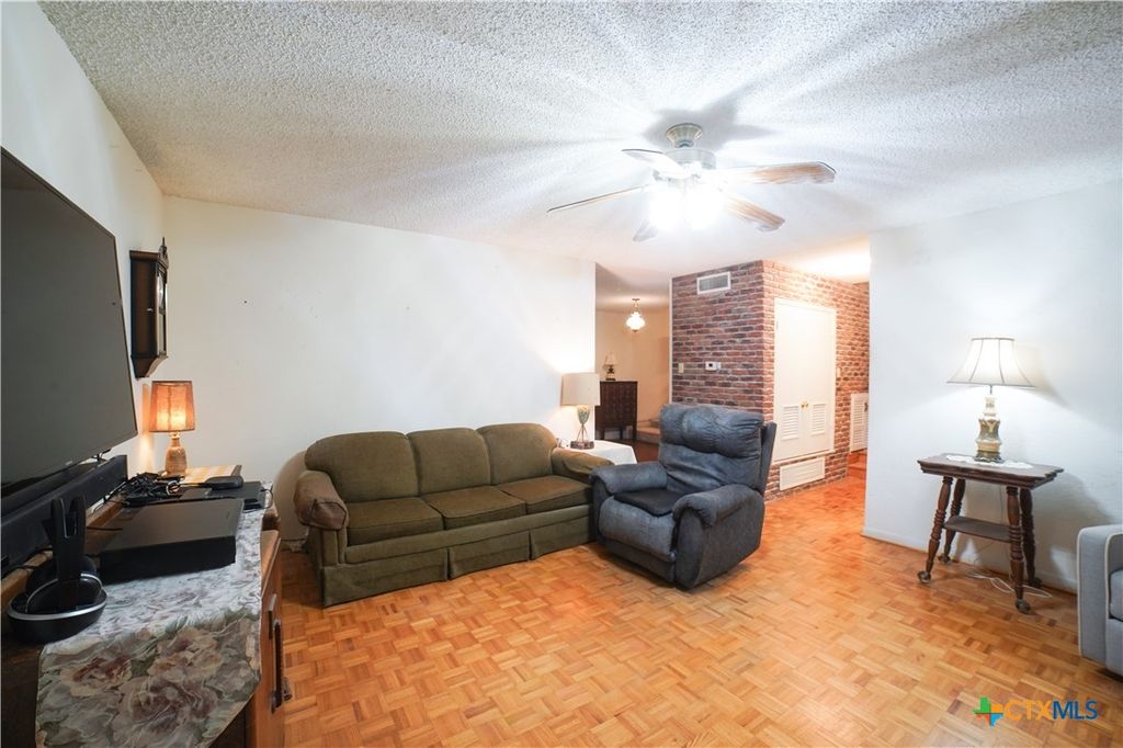 Image 18 of property listing at 212 Highland Oaks Drive, Harker Heights, TX 76548
