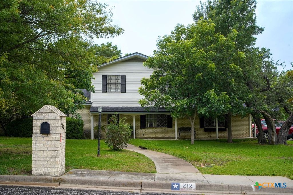 Image 2 of property listing at 212 Highland Oaks Drive, Harker Heights, TX 76548