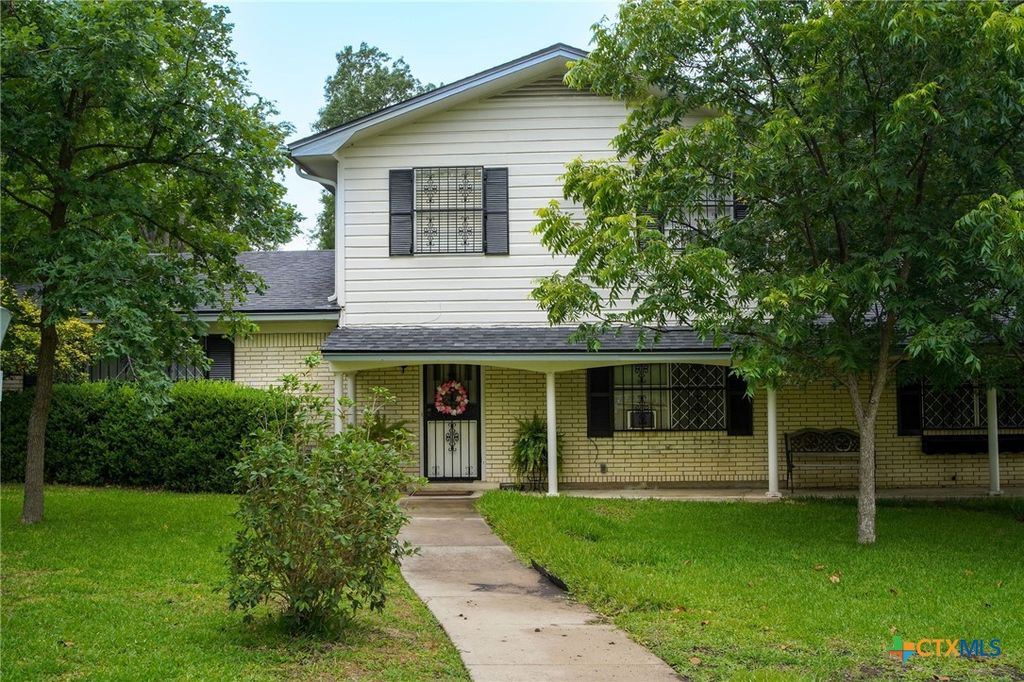 Image 3 of property listing at 212 Highland Oaks Drive, Harker Heights, TX 76548