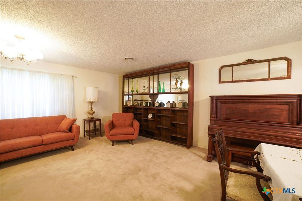 Image 7 of property listing at 212 Highland Oaks Drive, Harker Heights, TX 76548