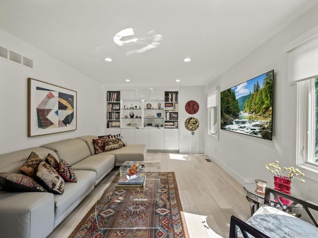 6420 Apple Grove Lane, Bloomfield Hills, MI 48301