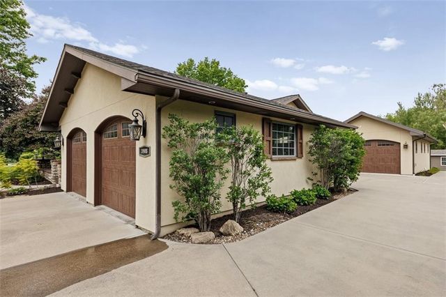 3908 W 140th Drive, Leawood, KS 66224