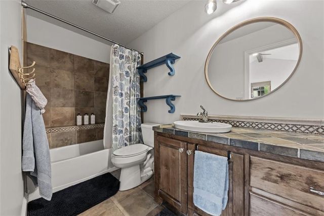 3908 W 140th Drive, Leawood, KS 66224