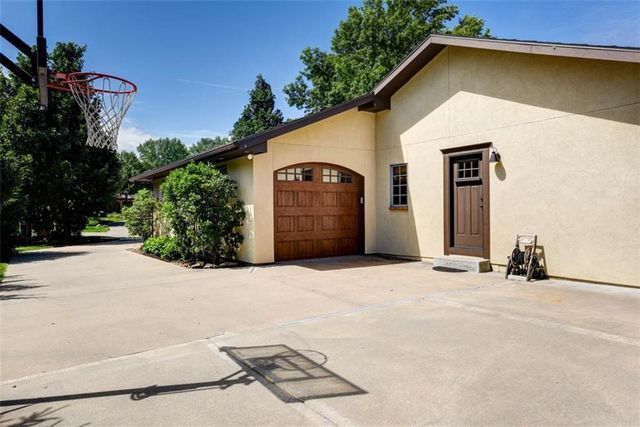 3908 W 140th Drive, Leawood, KS 66224