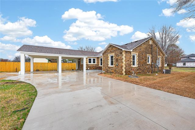 500 N West End Street, Springdale, AR 72764