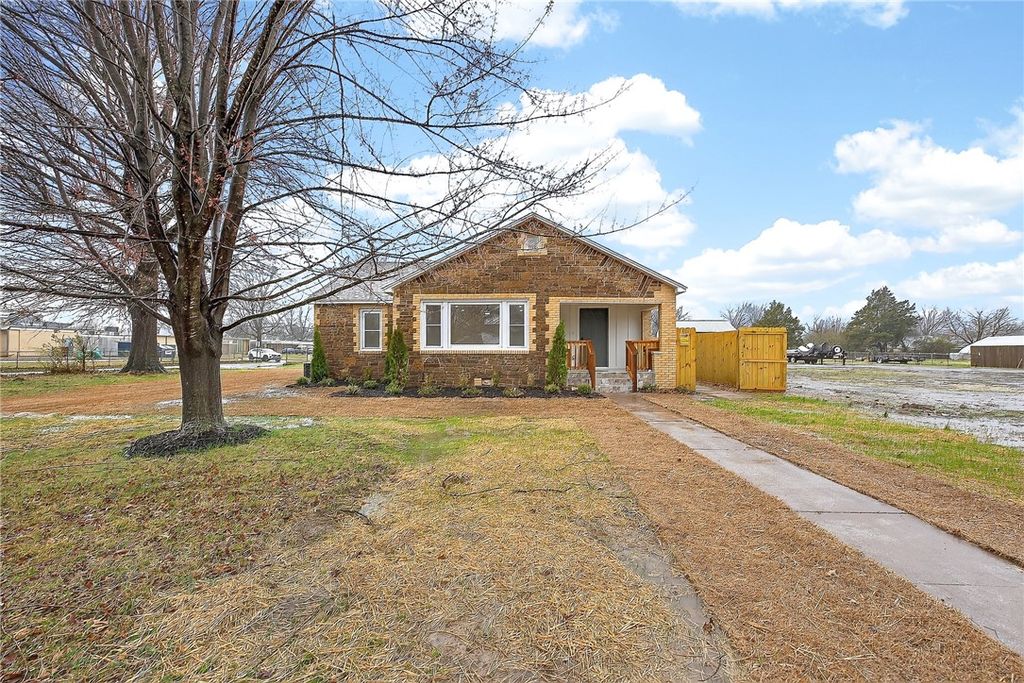 500 N West End Street, Springdale, AR 72764