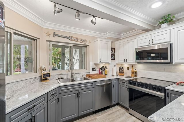 10039 W Halls River Road, Homosassa, FL 34448