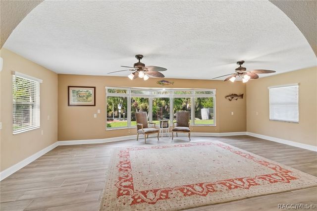 10039 W Halls River Road, Homosassa, FL 34448