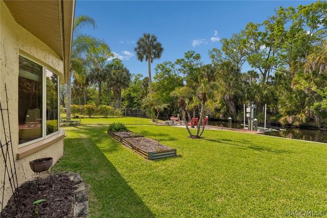 10039 W Halls River Road, Homosassa, FL 34448