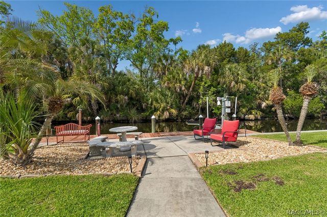 10039 W Halls River Road, Homosassa, FL 34448