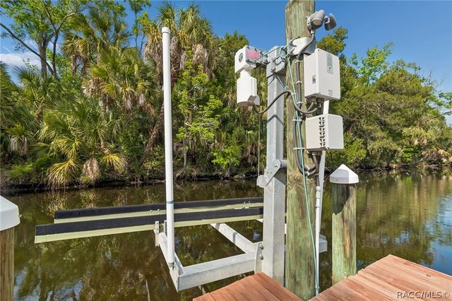 10039 W Halls River Road, Homosassa, FL 34448