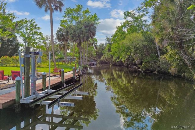 10039 W Halls River Road, Homosassa, FL 34448