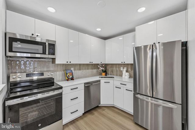 9011 TAMARRON DR, Plainsboro, NJ 08536