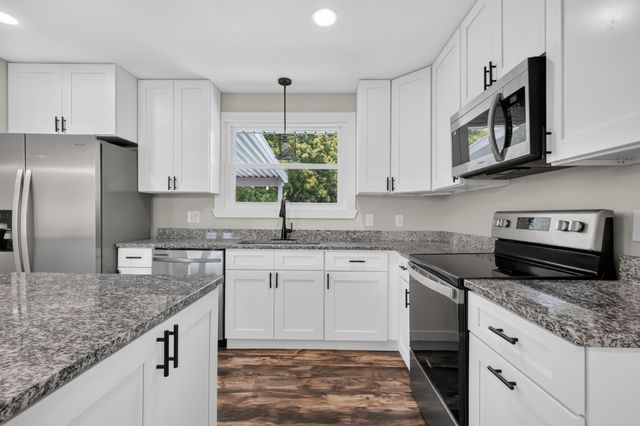 7302 Henry Dr, Fairview, TN 37062