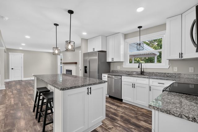 7302 Henry Dr, Fairview, TN 37062