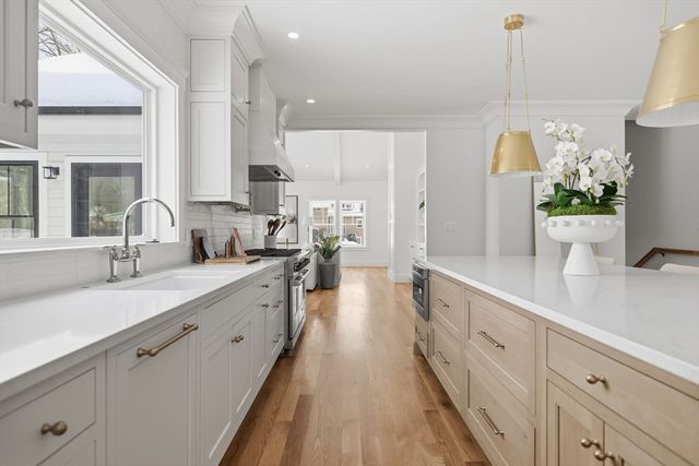 15 Mayflower Rd, Winchester, MA 01890