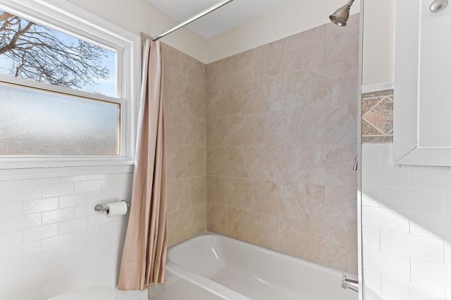 3804 S Longmeadow Road, Trenton, MI 48183