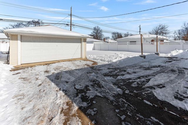 3804 S Longmeadow Road, Trenton, MI 48183