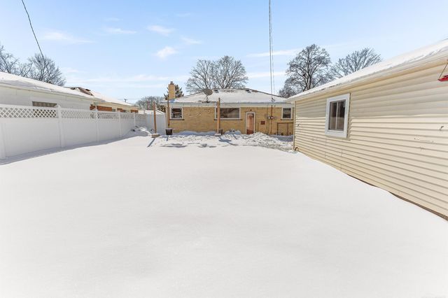 3804 S Longmeadow Road, Trenton, MI 48183