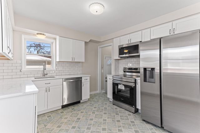 3804 S Longmeadow Road, Trenton, MI 48183