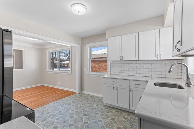 3804 S Longmeadow Road, Trenton, MI 48183