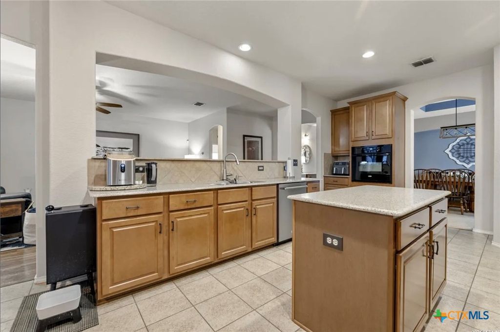 Image 5 of property listing at 3517 Enchanted Farm, Schertz, TX 78154