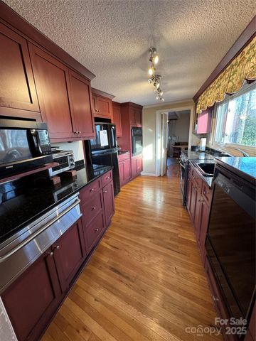 160 Crestwood Circle, Newland, NC 28657