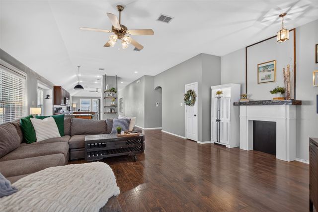 4001 Bridge Water Road, Heartland, TX 75126