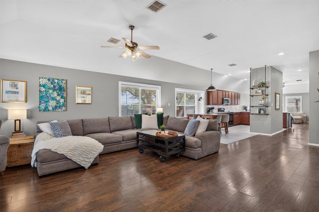 4001 Bridge Water Road, Heartland, TX 75126