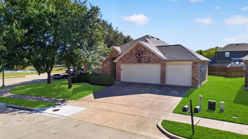 4001 Bridge Water Road, Heartland, TX 75126