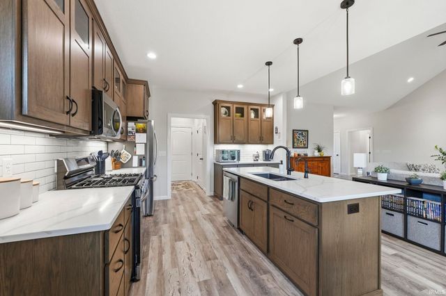 18764 Eisley Cove, Auburn, IN 46706