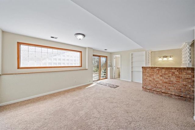 5527 NW Seminole Drive, Parkville, MO 64152