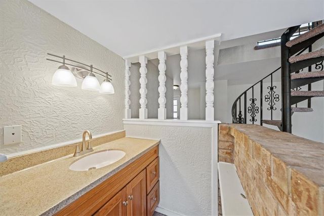 5527 NW Seminole Drive, Parkville, MO 64152