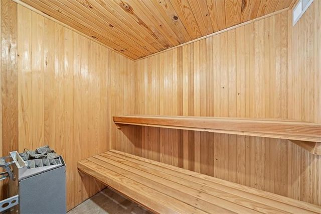 5527 NW Seminole Drive, Parkville, MO 64152