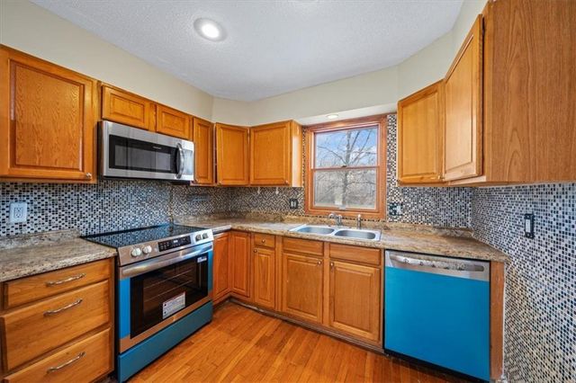 5527 NW Seminole Drive, Parkville, MO 64152