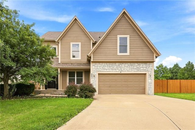 883 S Clearwater Creek Drive, Olathe, KS 66061