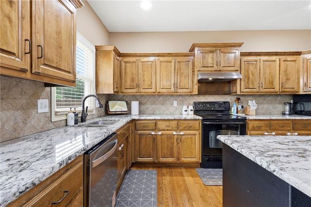 883 S Clearwater Creek Drive, Olathe, KS 66061