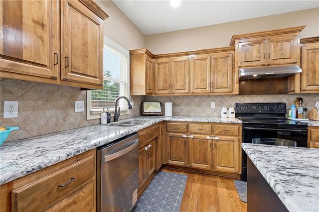883 S Clearwater Creek Drive, Olathe, KS 66061
