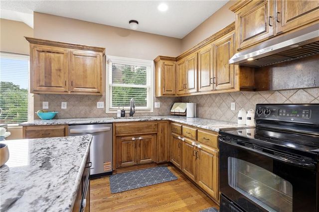 883 S Clearwater Creek Drive, Olathe, KS 66061