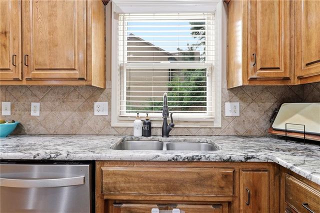 883 S Clearwater Creek Drive, Olathe, KS 66061