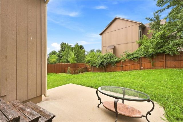 883 S Clearwater Creek Drive, Olathe, KS 66061