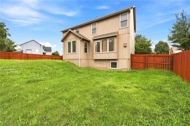 883 S Clearwater Creek Drive, Olathe, KS 66061